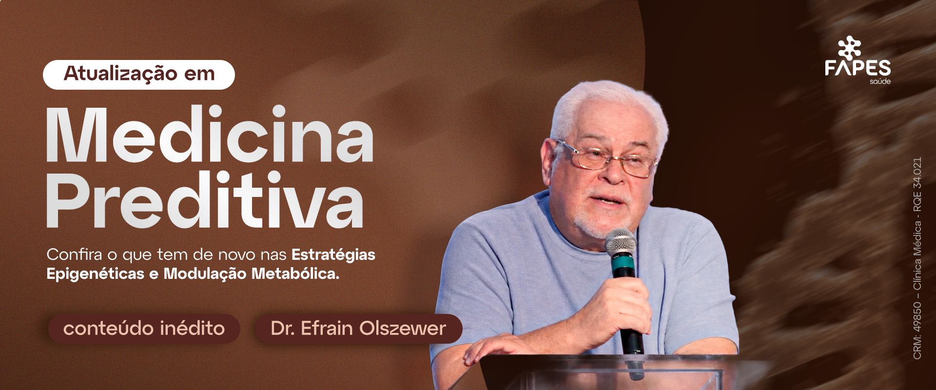 Dr. Efrain Olszewer durante uma aula, segurando um microfone